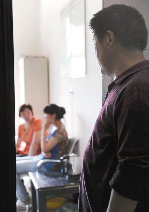 妻子在房內勸說女兒時，楊師傅守在門外