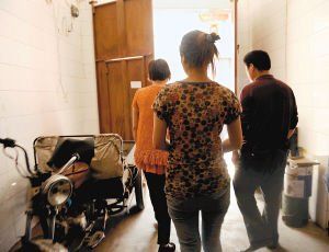 在眾人的勸說下，娟娟跟著爸媽走出了傳銷窩點