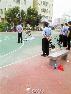 事發(fā)后，警方趕往現(xiàn)場進行處理。圖片來源于微博