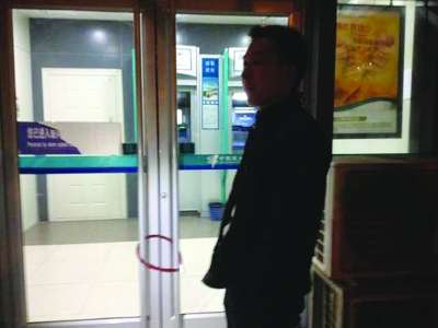 夏先生拿防盜鎖鎖了銀行門。