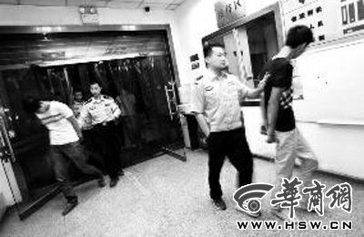 三人搶劫孕婦后，被警方和群眾合力抓獲 王警/攝