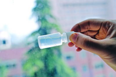 眼睛總發(fā)癢，1歲女童眼中挑出9條活蟲