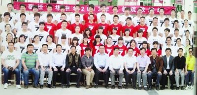 大家來找找，兩幅圖中有13人完全一致，你能找出來嗎？