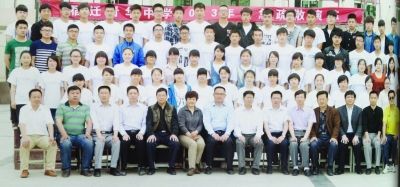 個(gè)不同班級的畢業(yè)照，前排除了最左邊一位老師外，完全一致。