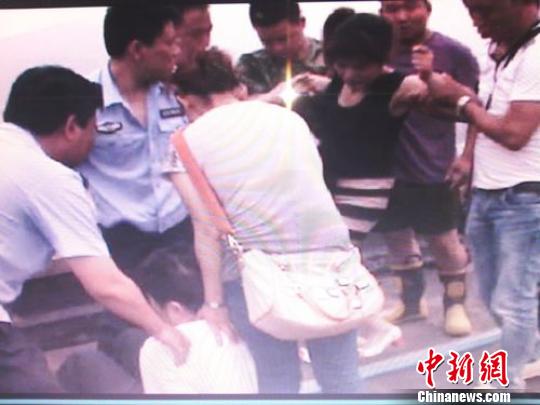 宗德宇緩緩靠近跳樓女子?！O程　攝