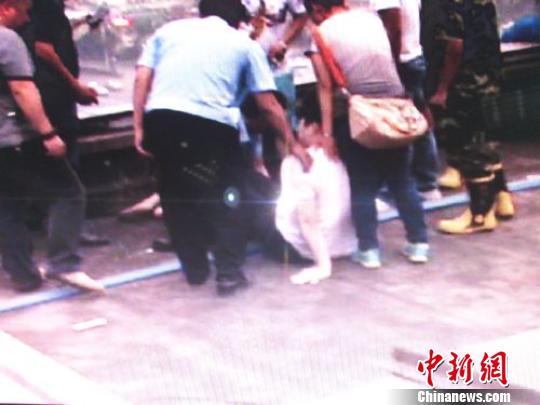 宗德宇緩緩靠近跳樓女子?！O程　攝