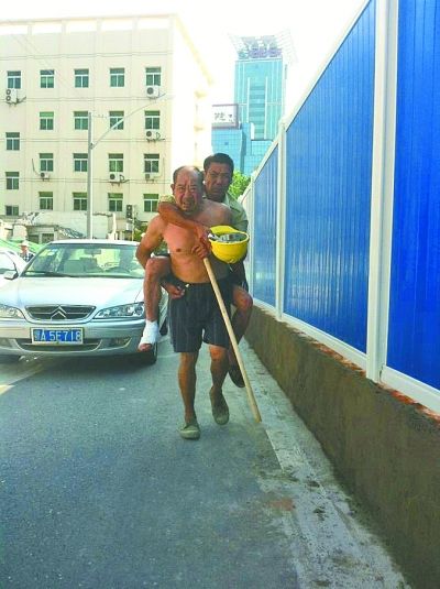 “謝謝，我們身上灰多，怕把車弄臟了”