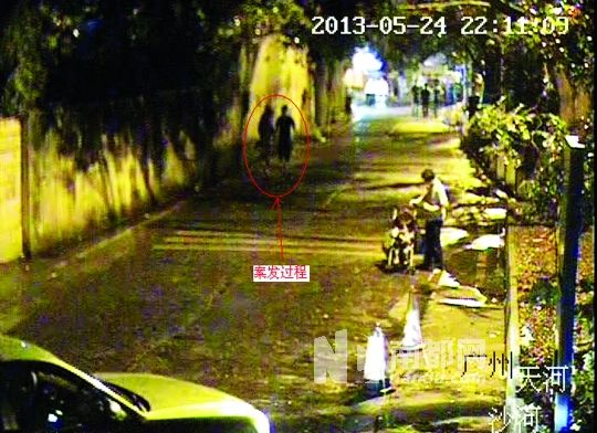 監(jiān)控視頻中（紅圈處），男子尾隨女學(xué)生試圖進(jìn)行猥褻。通訊員供圖