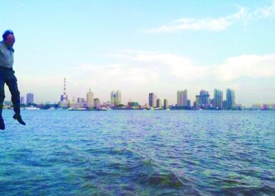 前晚，一名男子從輪渡上縱身墜入江中。@風箏鍋發(fā)布