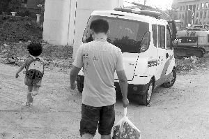 昨天，小豆被民警帶走，轉(zhuǎn)移到別處居住現(xiàn)代快報(bào)記者辛一攝