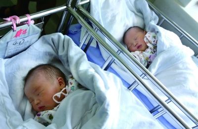 同一天出生的兩個(gè)寶寶，長的也很像。（左為男弟弟，右為女姐姐）