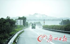 　當(dāng)天事故發(fā)生的現(xiàn)場處于一個彎道，很多司機反映說來不及減速。