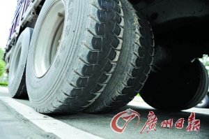 涉嫌碾過尸體的大貨車。