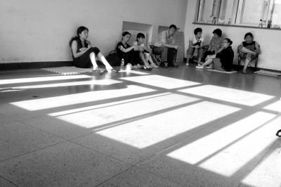 女童的家屬在醫(yī)院走廊中等待。京華時報記者趙思衡攝