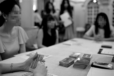 6月30日，中國(guó)企業(yè)家單身俱樂(lè)部在北京舉行富豪相親海選活動(dòng)，“考官”通過(guò)玩塔羅牌考察面試者的心理狀態(tài)。新京報(bào)記者 吳江 攝