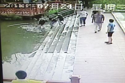 救人現(xiàn)場(chǎng)的視頻截圖。（監(jiān)控截圖）