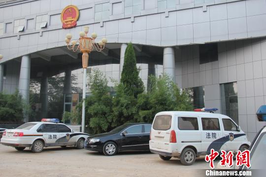 泊頭市人民法院院內(nèi)仍停有無牌制式警車，涉事人員與記者沖突地點僅距法院不足50米。穆玉良 攝