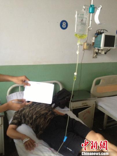 　被毆打記者正在當(dāng)?shù)蒯t(yī)院接受治療，診斷顯示為腹股溝軟組織挫傷。穆玉良 攝