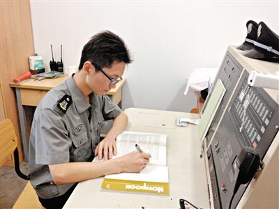 張團(tuán)政在工作間隙復(fù)習(xí)準(zhǔn)備司考。新京報(bào)記者 李雪瑩 攝