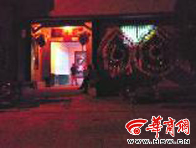 昨晚8時許，老人的大兒子的家正在辦喪事，屋外擺放著花圈 本報記者張超攝