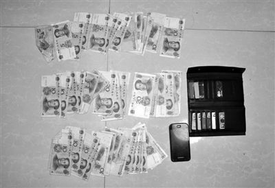警方從搶劫嫌疑人處起獲的贓款和發(fā)令槍、子彈。警方供圖