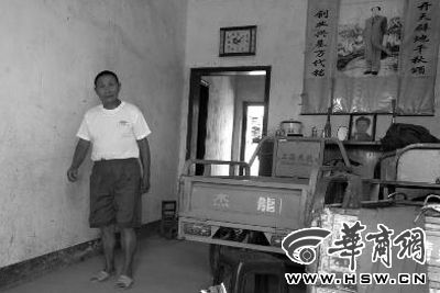 8月16日，在家中接受監(jiān)外執(zhí)行4年刑期的汪衛(wèi)國（化名）剛剛送走家訪的法官。