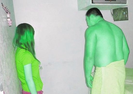 高雄黃姓男子(右)懷疑女友在“喇叭店”兼差，前往調(diào)查順便消費(fèi)時(shí)被警方逮個(gè)正著。(圖／東森新聞)