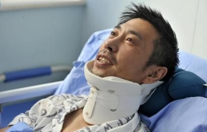 8月25日，交警周寶來躺在病床上。