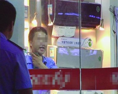 打劫男把玻璃片抵在脖子上，與民警對峙