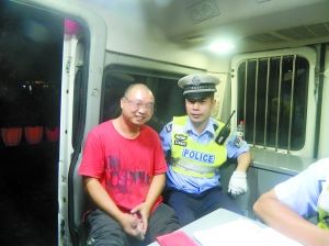 冉強(qiáng)開心地接受了民警的處罰和教育。高新區(qū)交巡警支隊供圖