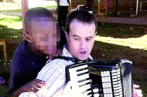 西蒙·伍德在教孩子唱歌，歡樂的歌聲掩蓋不住邪惡的目的。