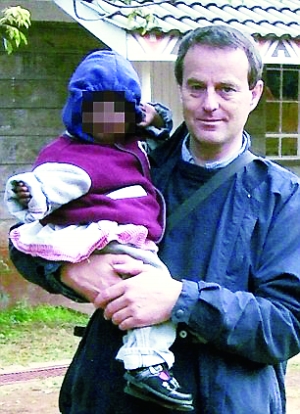 伍德與一名幼女的合影。