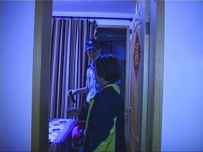 民警幫老人檢查沒(méi)發(fā)現(xiàn)有炸彈。