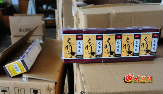 圖為民警現(xiàn)場被查獲的部分假藥。