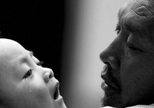 小憲揚看著爺爺，眼角流下了淚水