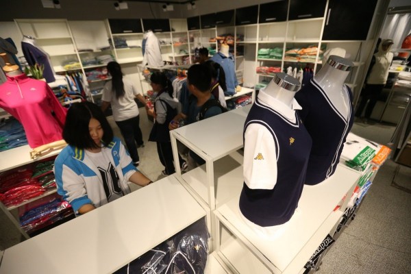 　9月12日，北京，十一學(xué)校在推出三大類、超過40款“最潮”校服，吸引學(xué)生搶購。