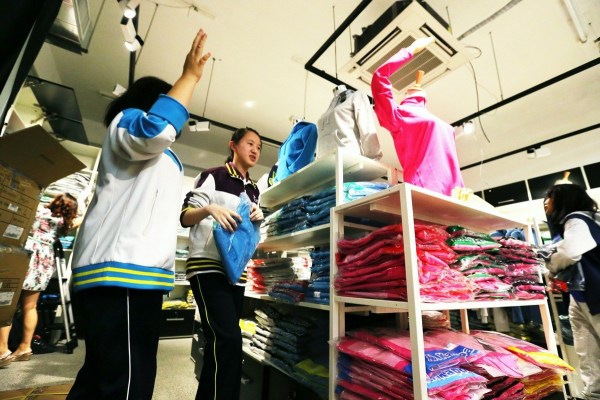 　9月12日，北京，十一學(xué)校在推出三大類、超過40款“最潮”校服，吸引學(xué)生搶購。