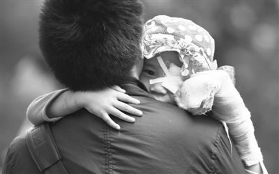 昨日，北京同仁醫(yī)院，被砍傷的彤彤趴在舅舅的肩上。他們剛剛掛完號，正準備回旅館。新京報記者 尹亞飛 攝