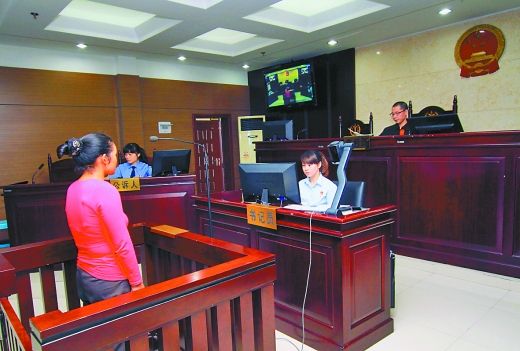    9月29日，萬州區(qū)人民法院，被告王桂娟（化名）在庭審現(xiàn)場(chǎng)。 重慶晨報(bào)記者 胡杰 實(shí)習(xí)生 黃敬坤 攝