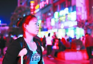 走在燈火闌珊的蘭州街頭，史女士迷茫無助。