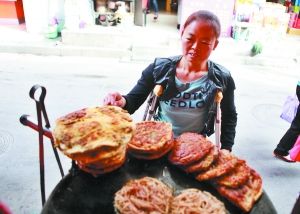 手頭拮據(jù)，每天只能吃一頓飯。