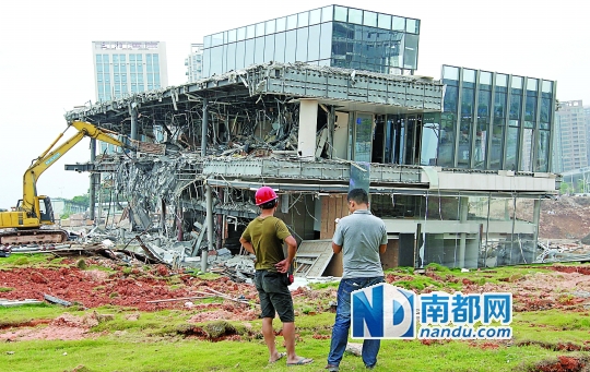 傾塌的售樓中心昨日拆除。南都記者 徐文閣 攝
