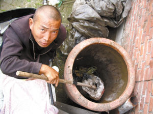 鄭艷良講述鋸?fù)冉?jīng)過。本報(bào)記者 汪洋 攝