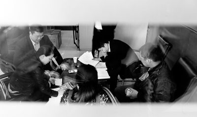 今天上午，喜隆多接待處內(nèi)，市場(chǎng)管理方與商戶核對(duì)租金和抵押金數(shù)目