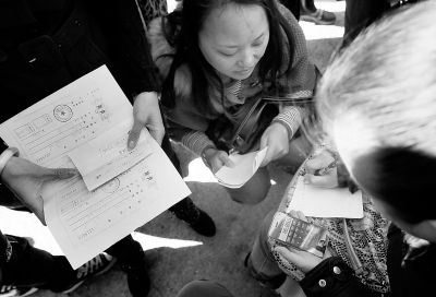 喜隆多商場(chǎng)接待處外面，受損商戶正拿手機(jī)計(jì)算自己能退多少錢