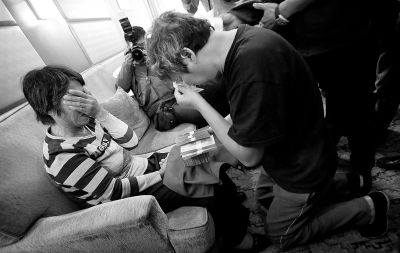 李春平跪在劉洪魁母親跟前送上捐款。談及烈士，兩人相對(duì)而泣