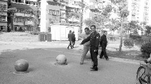 就為了搬這個石墩，男子打傷了兩個保安