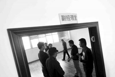  副經(jīng)理室裝修得相當(dāng)豪華，稱得上“土豪”級別