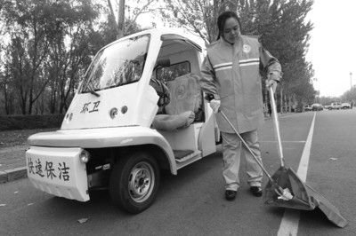 比賽之前張起超在多功能清潔車前練習(xí)動(dòng)作。