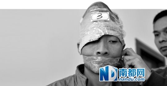 為了防止犯罪嫌疑人串供，民警用膠帶將犯罪嫌疑人的嘴封住。